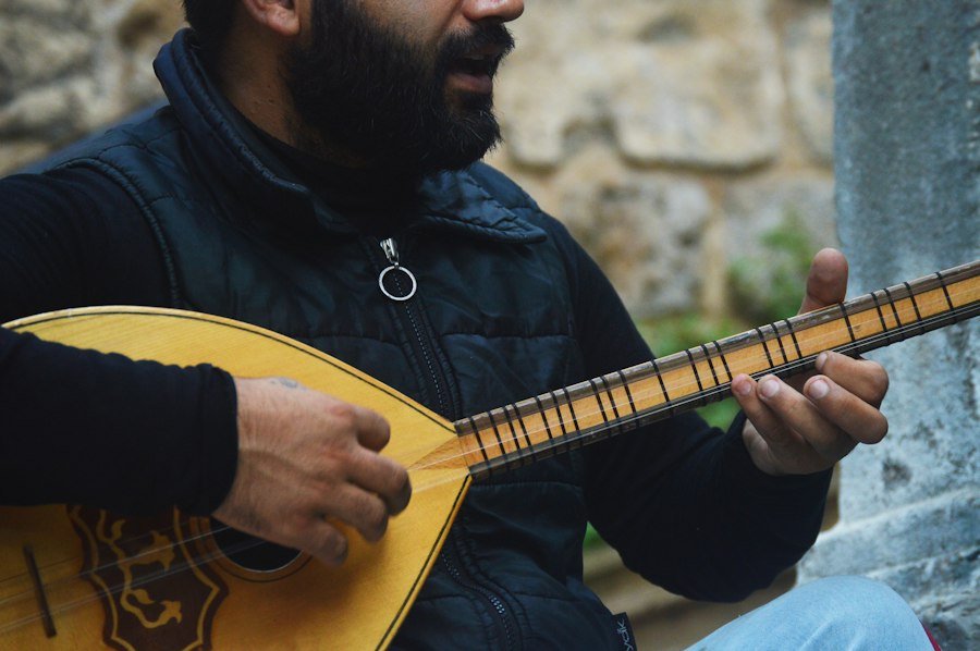 Hands playing an Arabic oud