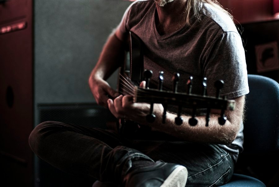 Oud player improvising a taqsim